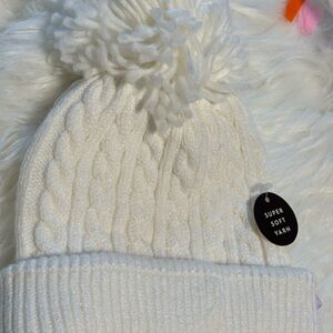 NWOT Girls thermal embroider knitted hat. White soft yarn material size 2T-4T,